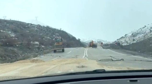 Collapse on Hakkari-Van road: Transportation is being provided under control.