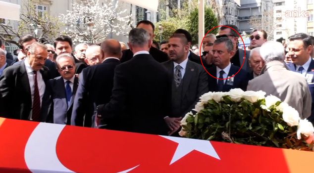 Cold winds at Hüsamettin Cindoruk's funeral! Pay attention to the gazes.