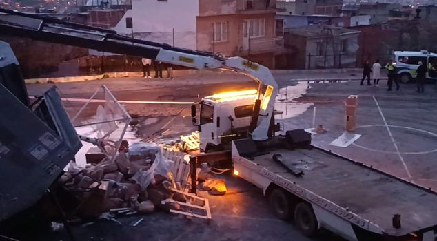 The truck with failed brakes crashed into the schoolyard, the driver's condition is serious.