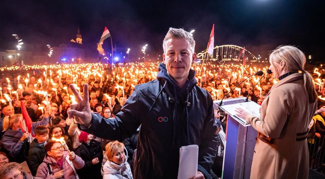 The first messages after the change of power in Hungary were to the USA and Russia.