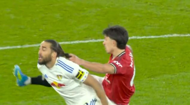 The red card that marked the night! The referee did not hesitate.
