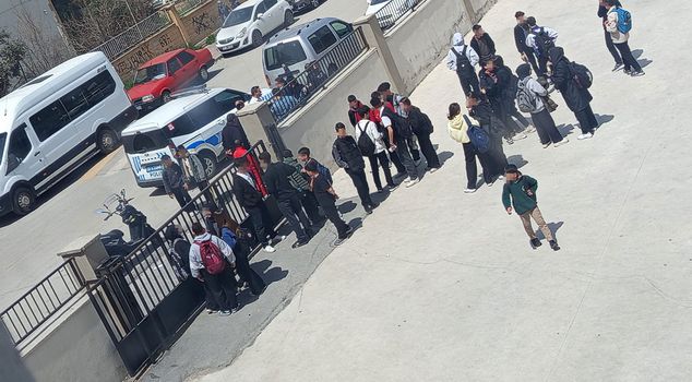 Panic attack with blank-firing gun in front of high school in Gaziantep