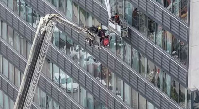 Life-and-death struggle at 22-story hospital! Rescue operation for trapped workers lasted for hours.