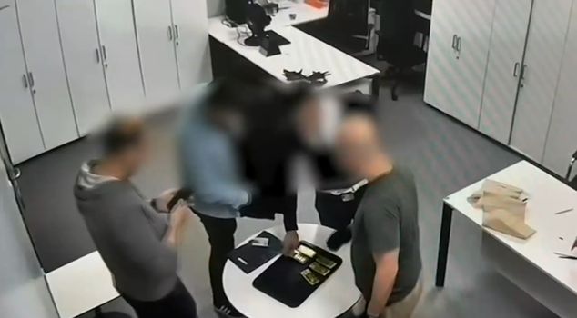 A gold smuggler wanted by Interpol with a 'Red Notice' was captured in Istanbul.