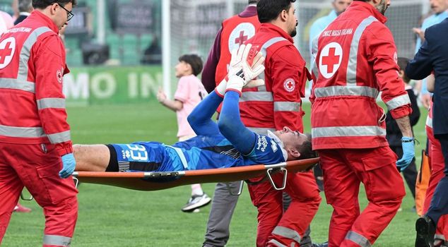The American goalkeeper Klinsmann has broken his neck.