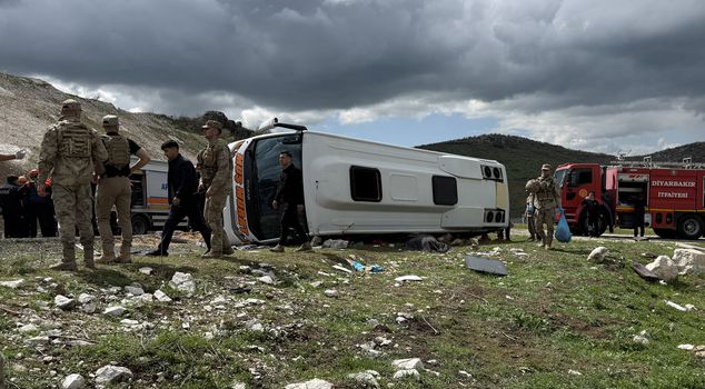 A minibus overturned on the Diyarbakır-Bingöl road: 1 dead, 12 injured.