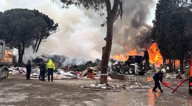 A frightening fire in a landfill area in Kartal: The sky was covered in smoke.
