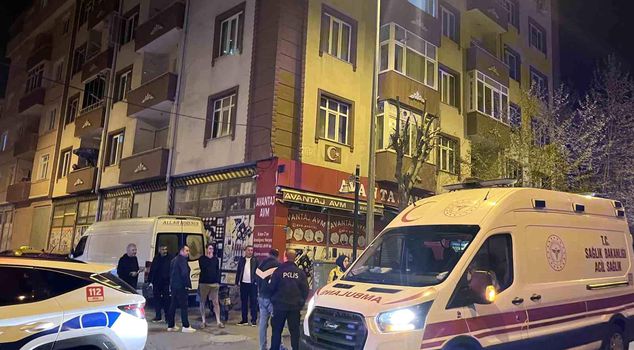Strange incident in traffic: A pedestrian went crazy after getting angry at a taxi driver.