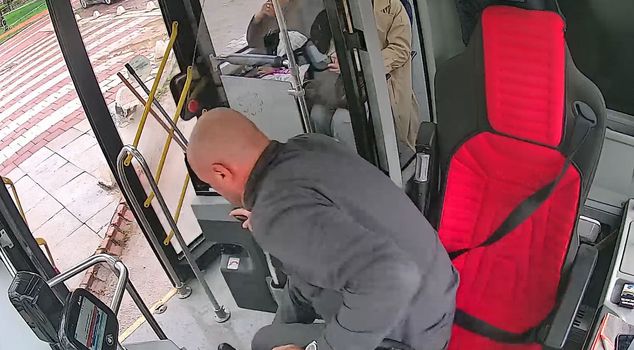He stopped the bus for the Turkish flag that had fallen on the ground.