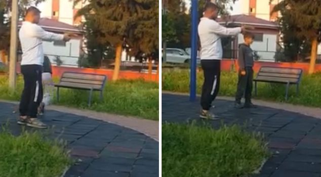 В парке он тренировал ребенка стрелять из игрушечного пистолета.