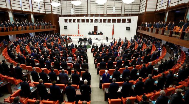 تمت الموافقة على مشروع القانون الذي يتضمن لوائح وسائل التواصل الاجتماعي وإجازة الأمومة في الجمعية الوطنية التركية الكبرى.
