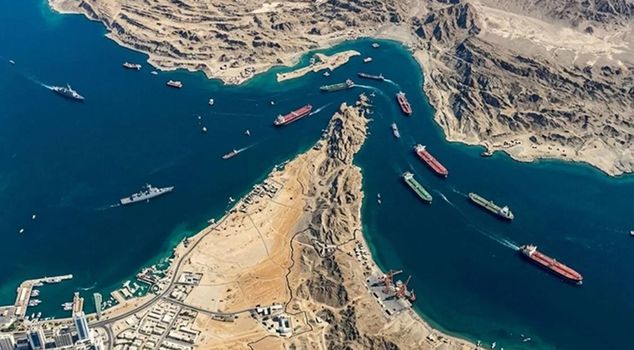 إنذار إيراني: سفينة شحن تصل إلى البلاد رغم الحصار الأمريكي