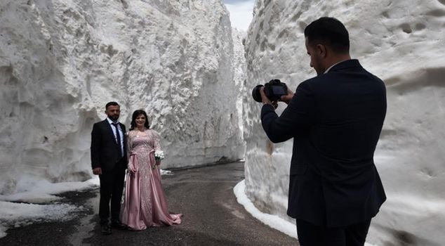 The bride and groom candidate had a photo shoot in a snow tunnel.