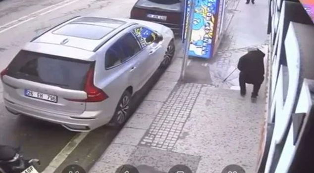 Осколки стекла, разбившегося на ветру, упали ему на голову; эти моменты были засняты на камеру.