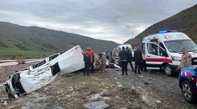 Passenger minibus rolled into a stream bed: 16 injured