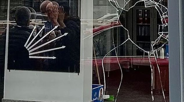 На здание районного управления CHP в Кечиорене совершено нападение с использованием камней.