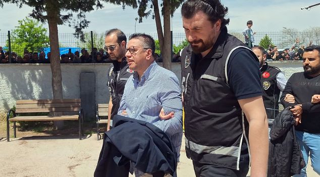 Former Halfeti Mayor Şeref Albayrak shouted like this while being taken to the courthouse.