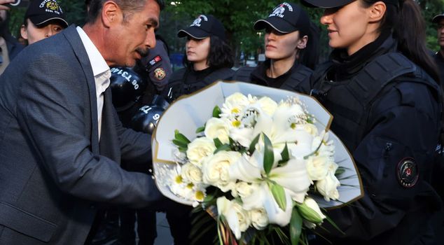 После многодневного кризиса шахтеры подарили полиции цветы.