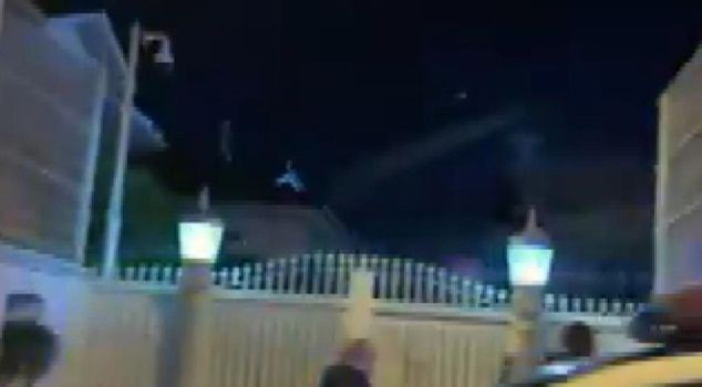 В проливе Босфор едва не произошла трагедия: судно село на мель в нескольких метрах от особняка.