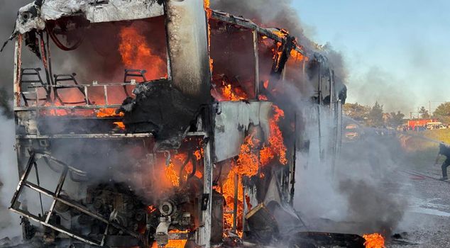 تحولت حافلة سياحية أثناء سيرها إلى كرة لهب