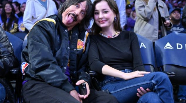 33-year-old singer living a love affair: Shocking defense from young lover!