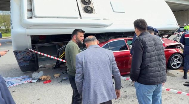 Рухнул рейсовый автобус на легковой автомобиль! Много пострадавших.