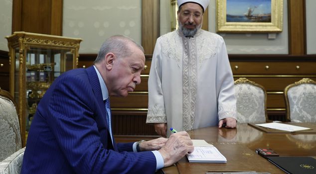 Президент Эрдоган сделал пожертвование жертвенного животного Турецкому религиозному фонду.