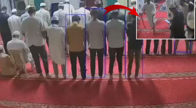 ثعبان يدخل مسجدًا في الهند يثير الذعر