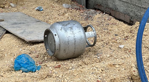 Worker dies after gas cylinder falls on his head at construction site