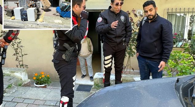 بعد أن بيع المنزل الذي كان مستأجرًا فيه بالمزاد العلني، وعند عودته من الخارج، وجد نفسه في الشارع مع أغراضه