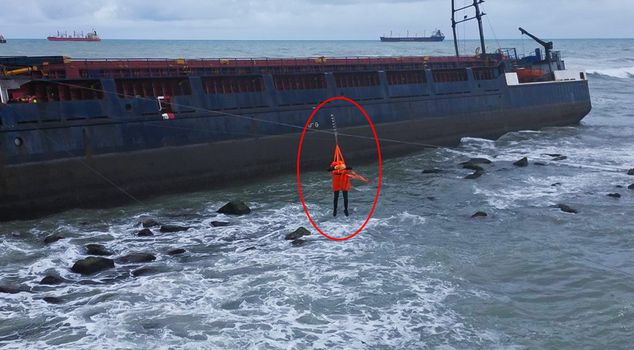 Breathtaking rescue for the stranded ship: Rocket-launched lines were deployed