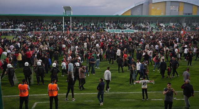 The match ended, hundreds of Amedspor fans stormed the pitch.