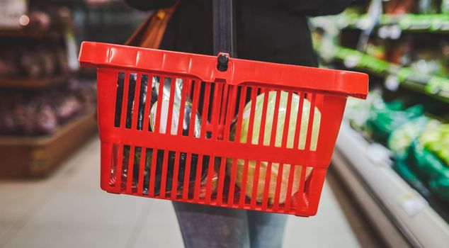 В 156 филиалах крупного супермаркета в продаваемых котлетах были обнаружены мясо птицы и камушки