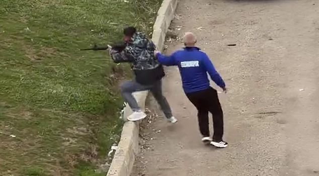 غضب من فتح زوجته لوسائل التواصل الاجتماعي فأحدث فوضى ببندقية صيد