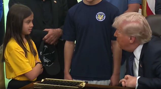 Трамп поиздевался над ростом маленькой девочки: «Ты можешь забить сверху при таком росте?»