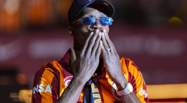 Wilfried Zaha signs the expected contract