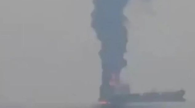 Китайский экипаж оказался на танкере, поражённом Ираном в Ормузе.