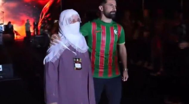 تقدم اللاعب جلال هانالب من نادي آمد سبور إلى حفل تسليم الكأس بصوت والدته وصوت سري سريا أوندر