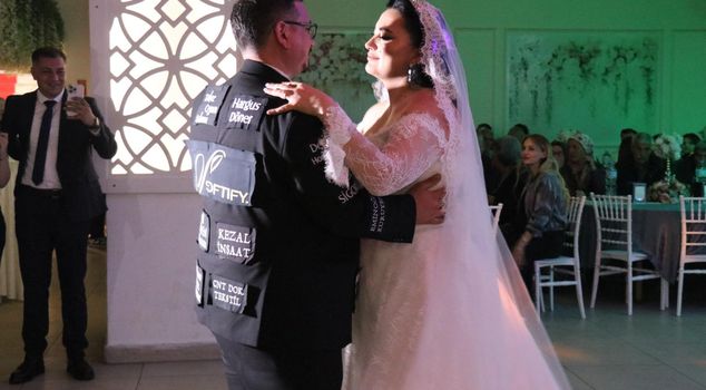 He got an advertisement on his suit to reduce wedding costs