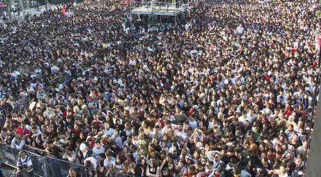 If you dropped a needle, it wouldn't hit the ground! The people of Batman are celebrating the joy of being promoted to the 1st League.