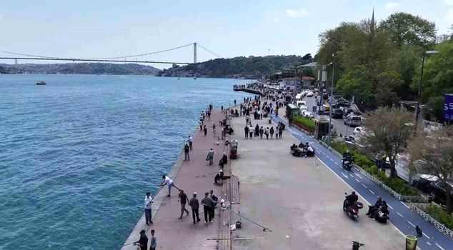 In Istanbul, everyone who saw the sun ran to the shore.