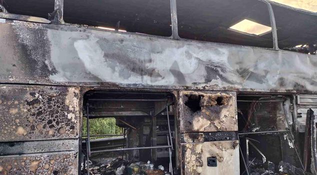 حافلة سياحية قادمة من إزمير إلى إسطنبول احترقت بالكامل