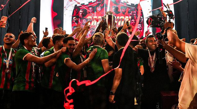 Amedspor, promoted to the Süper Lig, lifted the championship trophy accompanied by the song 'Diren ha'.