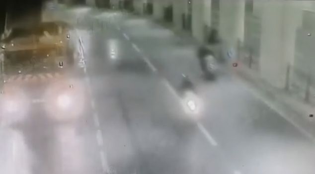 توفي عمر في حادث تحطم دراجته النارية على جدار في تقسيم، وقد وثقته الكاميرا