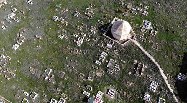 In the cemetery in Bayburt where the tomb of Hacı Kutlu Bey is located, historical stones are missing.