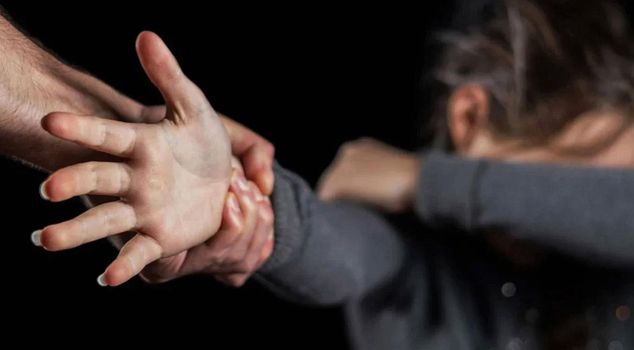 قضية اعتداء على طفلة تبلغ من العمر 13 عامًا: الأم أيضًا اعتُقلت
