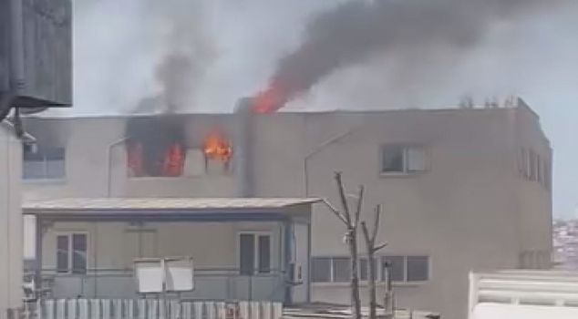 A fire broke out on the top floor of a 3-story workplace in Bayrampasa.