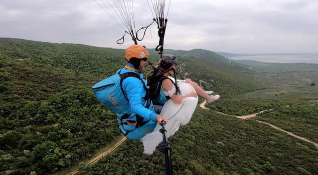 She flew away in her wedding dress, everyone looked for the groom! The truth turned out to be completely different.