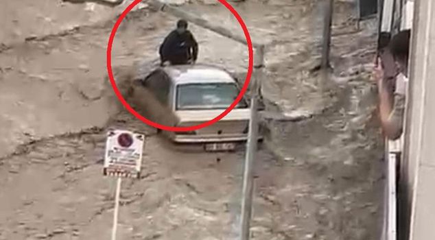 В Хавзе человек держался за жизнь на крыше автомобиля, унесённого паводковыми водами.