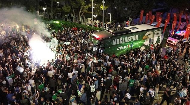 احترقت المدينة! استقبلوا فريقهم البطل كالملوك